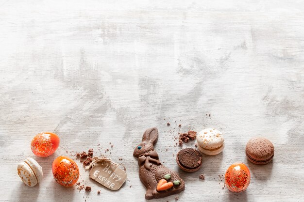 Composição com lebre de Páscoa de chocolate e ovos.