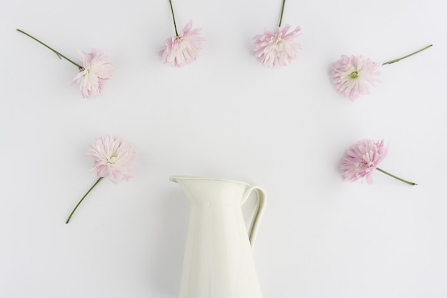 Foto grátis composição com o vaso e um quadro feito de flores