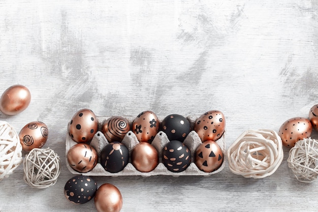 Foto grátis composição com ovos de páscoa pintados em dourado e preto.