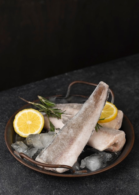 Foto grátis composição com peixe congelado na mesa