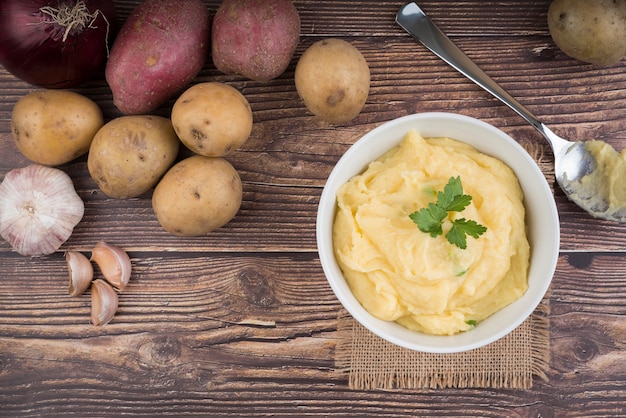 Foto grátis composição com purê de batatas na mesa de madeira