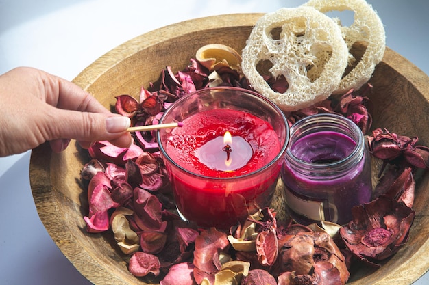 Foto grátis composição com velas de aroma ardente entre pétalas de rosa