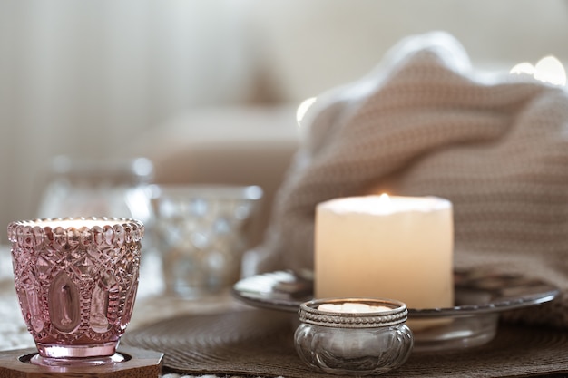 Composição com velas na mesa da sala