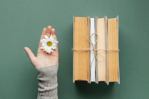 Foto grátis composição criativa com livros e flores