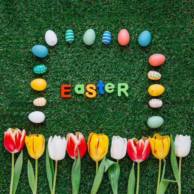 Composição criativa de flores e ovos de Páscoa