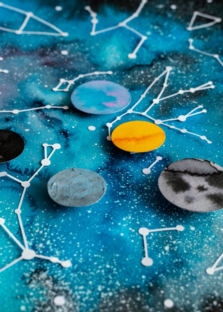 Foto grátis composição criativa de planetas de papel