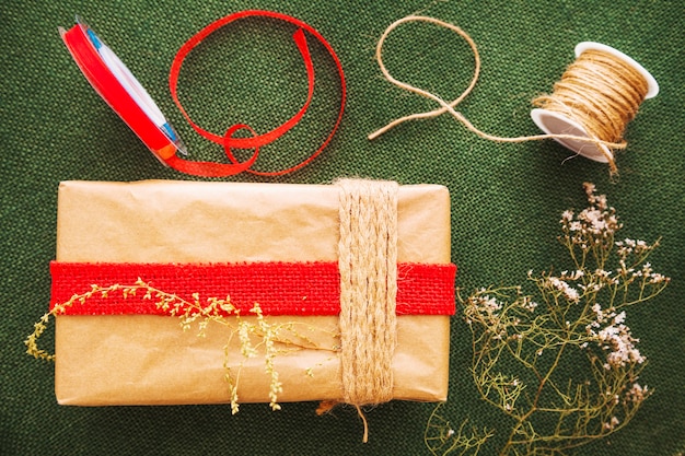 Foto grátis composição da caixa de natal e presente