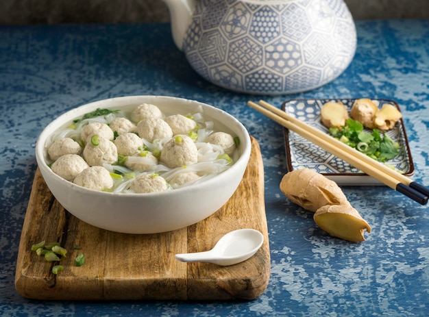 Foto grátis composição da deliciosa tigela de bakso