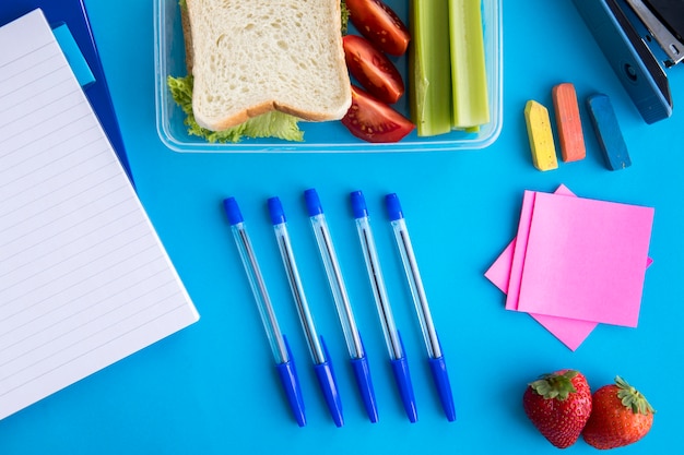 Foto grátis composição da lancheira e papelaria na mesa