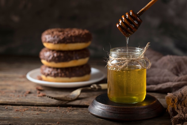 Foto grátis composição da torre com donuts de chocolate