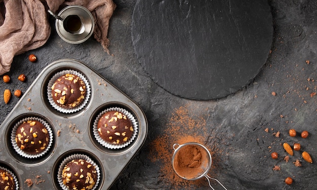 Foto grátis composição da vista superior de cupcakes de chocolate com espaço de cópia