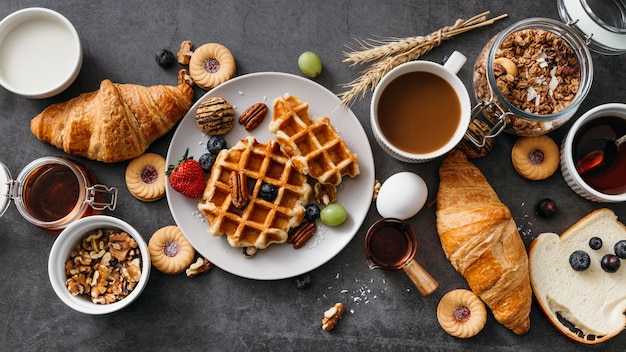 Foto grátis composição da vista superior de saborosos itens de café da manhã