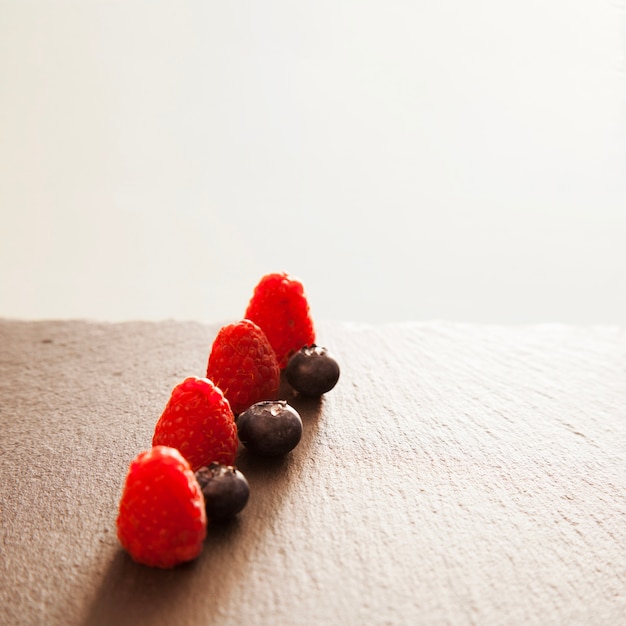 Foto grátis composição das frutas claras