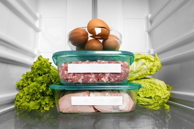 Composição de alimentos crus saudáveis na geladeira