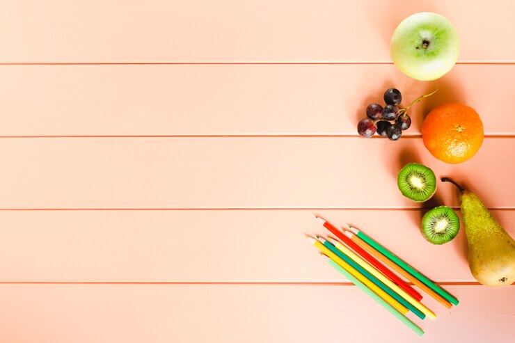 Foto grátis composição de alimentos saudáveis ​​com copyspace e frutas