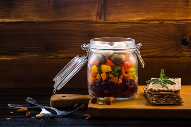 Composição de alimentos saudáveis ​​com jarra cheia de legumes