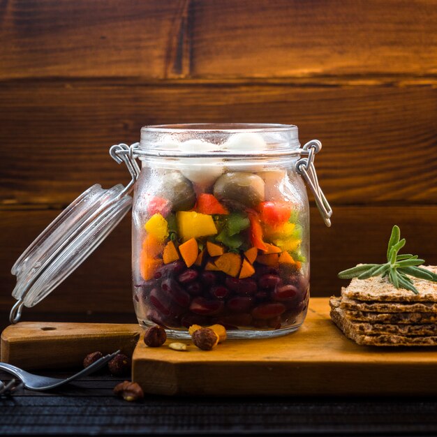 Composição de alimentos saudáveis ​​com jarra cheia de legumes