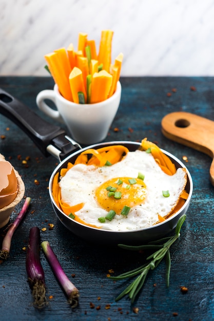 Foto grátis composição de alimentos saudáveis ​​com ovo frito