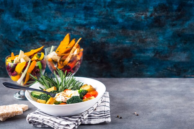 Composição de alimentos saudáveis ​​com salada colorida