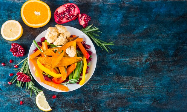 Composição de alimentos saudáveis ​​com salada colorida