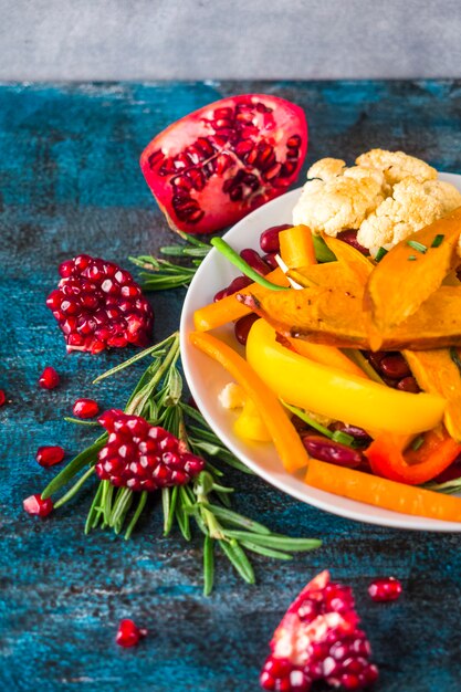 Composição de alimentos saudáveis ​​com salada colorida