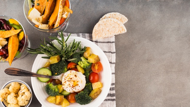 Foto grátis composição de alimentos saudáveis ​​com salada fresca