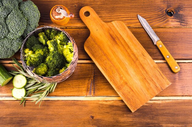 Composição de alimentos saudáveis ​​com utensílios de cozinha