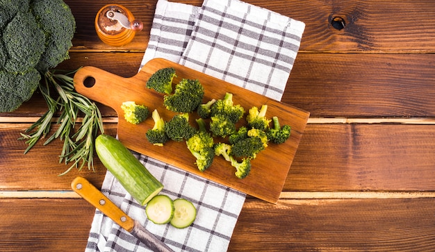 Composição de alimentos saudáveis ​​com utensílios de cozinha