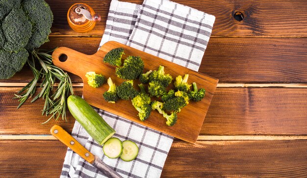 Composição de alimentos saudáveis ​​com utensílios de cozinha