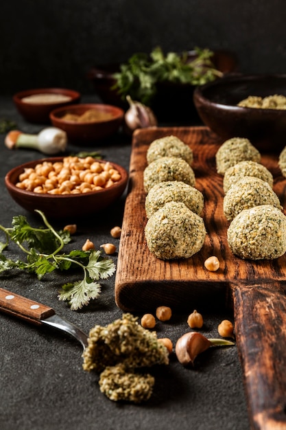 Foto grátis composição de alto ângulo de falafel e grão de bico