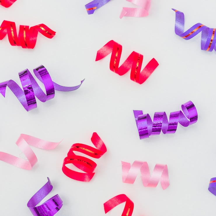 Foto grátis composição de aniversário linda com confetes coloridos