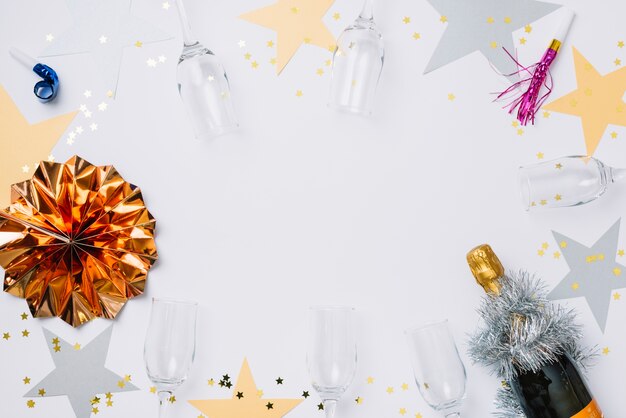 Composição de ano novo de óculos com estrelas de papel
