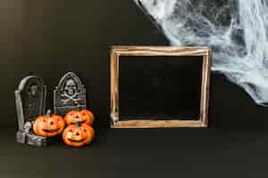 Foto grátis composição de ardósia de halloween com teia de aranha