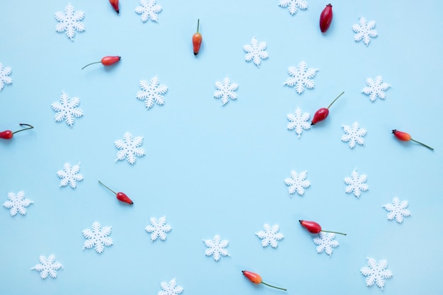 Foto grátis composição de bagas e flocos de neve