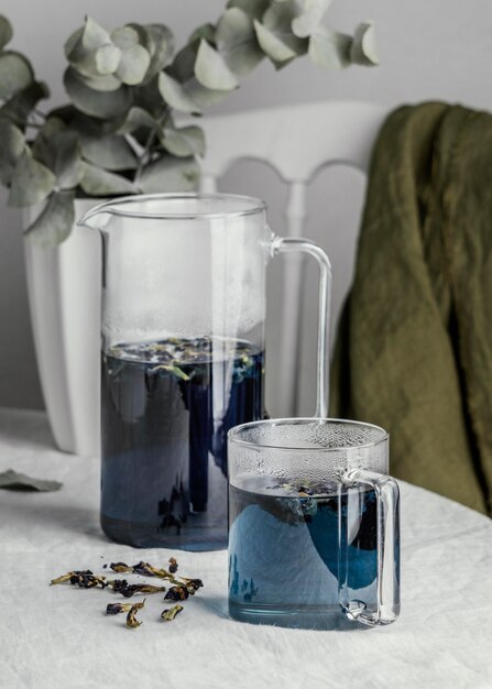 Composição de bebida azul saudável na mesa