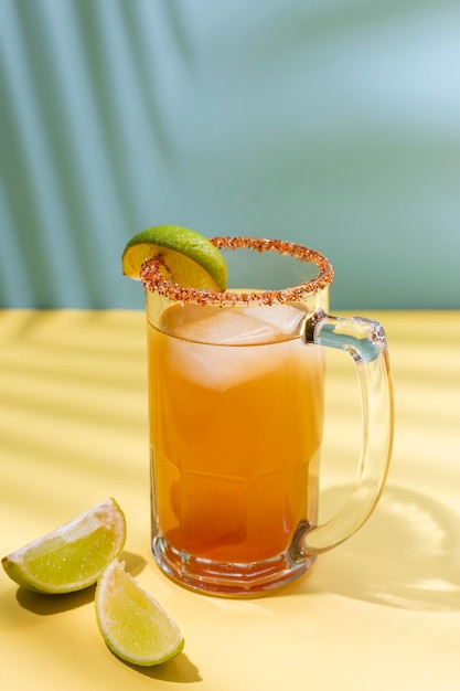 Foto grátis composição de bebida picante michelada