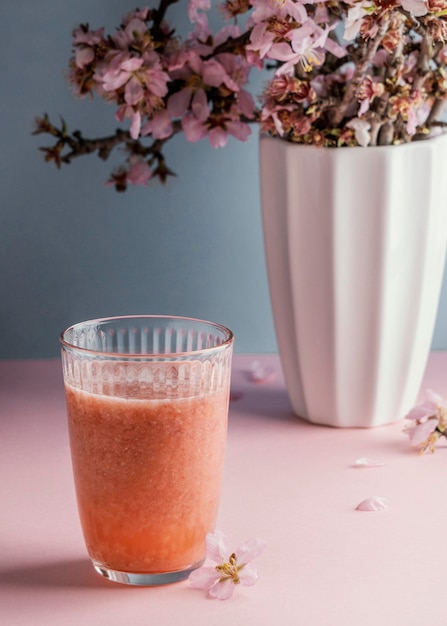 Foto grátis composição de bebida saudável na mesa