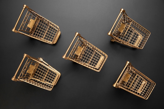 Composição de Black Friday com carrinhos de compras