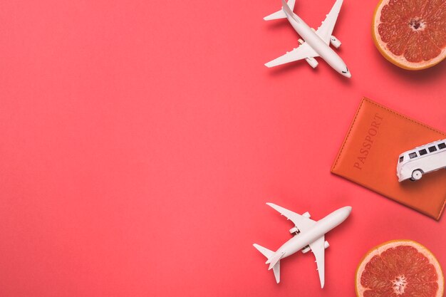 Composição, de, brinquedo, aviões, autocarro, passaporte, e, grapefruit