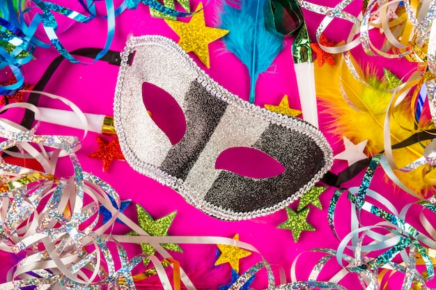 Foto grátis composição de carnaval colorido com máscaras