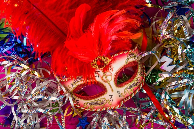Composição de carnaval colorido com máscaras