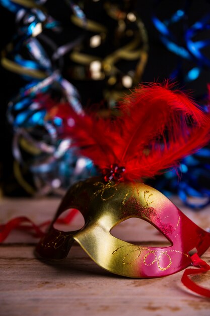 Composição de carnaval colorido com máscaras