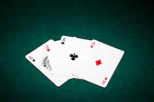Foto grátis composição de cartas de poker moderna