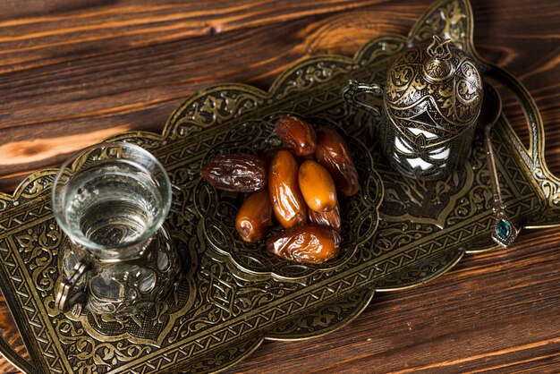 Composição de comida árabe elegante para o Ramadã