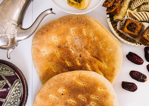 Foto grátis composição de comida árabe para o ramadã com pão e pastelaria