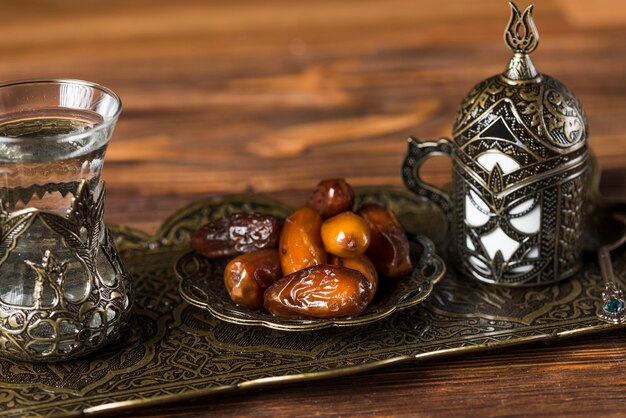 Composição de comida árabe para o Ramadã