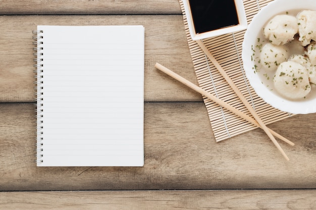Composição de comida asiática plana leiga com notebook