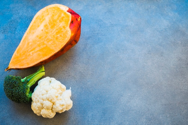 Composição de comida colorida com ingredientes saudáveis