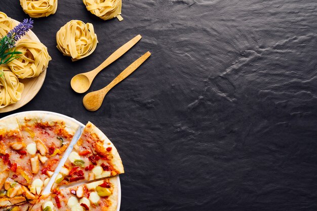Composição de comida italiana com pizza e espaço à direita