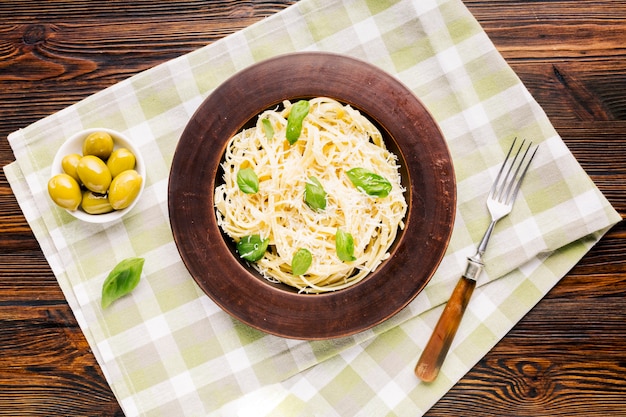 Foto grátis composição de comida italiana leiga plana